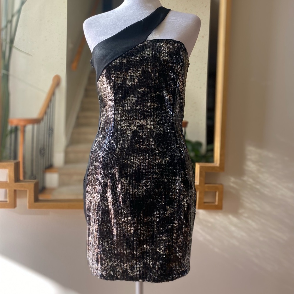 Jessica McClintock Black and Gold One-Shoulder Sequin Cocktail Dress